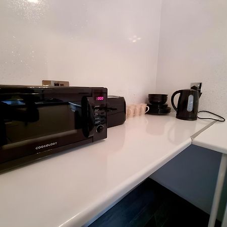 Sleek & Stylish - E15 Apartment With Parking London Eksteriør billede