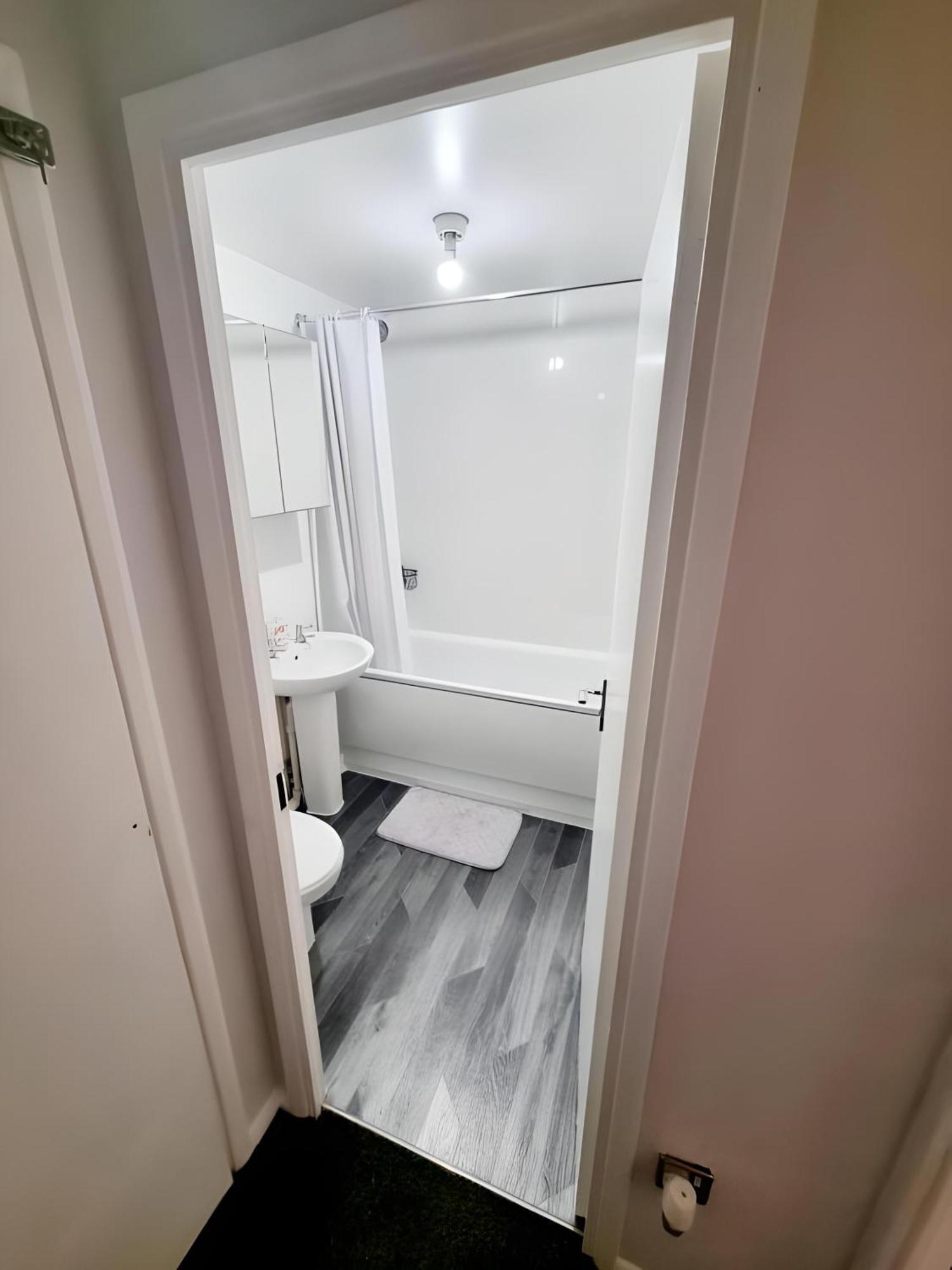 Sleek & Stylish - E15 Apartment With Parking London Eksteriør billede